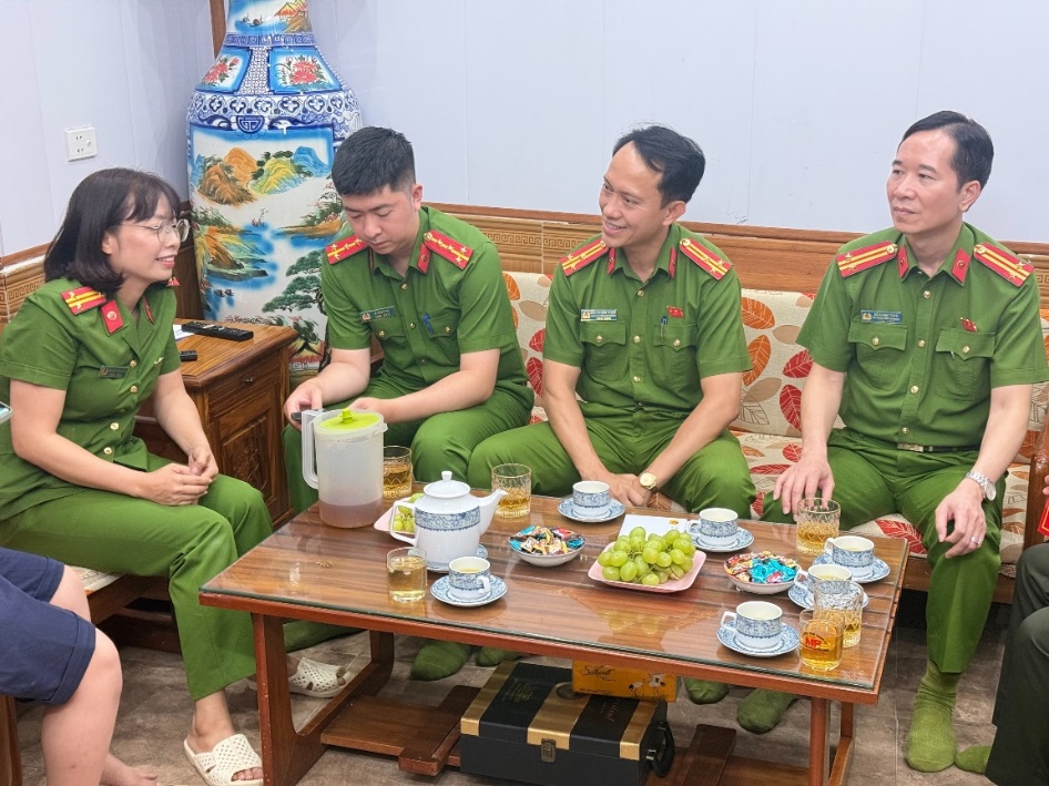 Công an phường Yên Sở lan tỏa yêu thương – tiếp sức, đồng hành, chắp cánh ước mơ cho em- Ảnh 2.