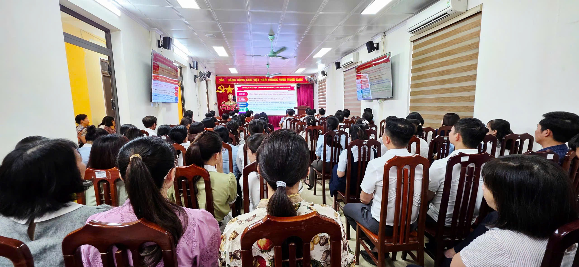 Hát Môn chào cờ đầu tháng đánh giá kết quả thực tháng 5; triển khai nhiệm vụ trọng tâm tháng 6/2026 và tiếp tục duy trì, lan tỏa cuộc thi” Tôi kể về tôi” trong học tập và làm theo tư tưởng, đạo đức, phong cách Hồ Chí Minh.- Ảnh 1.