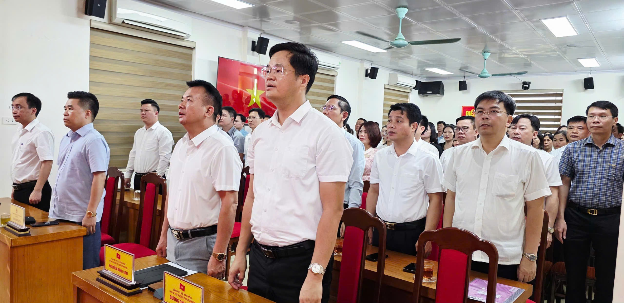 Hát Môn chào cờ đầu tháng đánh giá kết quả thực tháng 5; triển khai nhiệm vụ trọng tâm tháng 6/2026 và tiếp tục duy trì, lan tỏa cuộc thi” Tôi kể về tôi” trong học tập và làm theo tư tưởng, đạo đức, phong cách Hồ Chí Minh.- Ảnh 2.