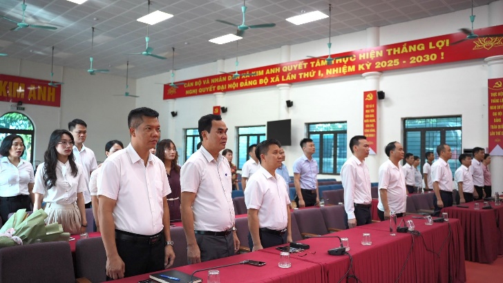 Đảng ủy các cơ quan Đảng xã Kim Anh tổ chức chào cờ đầu tuần, triển khai nhiệm vụ trọng tâm tháng 6- Ảnh 1.