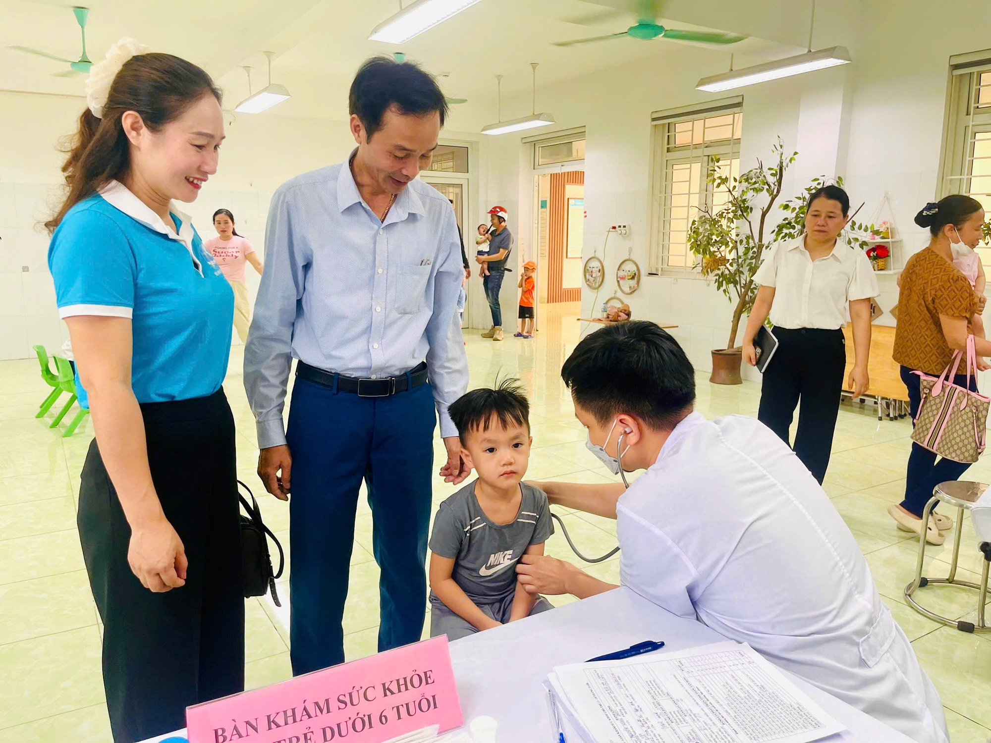 Hơn 3.000 trẻ em xã Ô Diên được uống Vitamin A miễn phí nhân Ngày Vi chất dinh dưỡng- Ảnh 1.