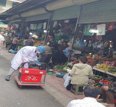 PHƯỜNG GIẢNG VÕ TĂNG CƯỜNG KIỂM TRA, LẤY MẪU KIỂM NGHIỆM TẠI CÁC CHỢ CỐ ĐỊNH TRONG THÁNG CAO ĐIỂM AN TOÀN THỰC PHẨM NĂM 2026- Ảnh 2.