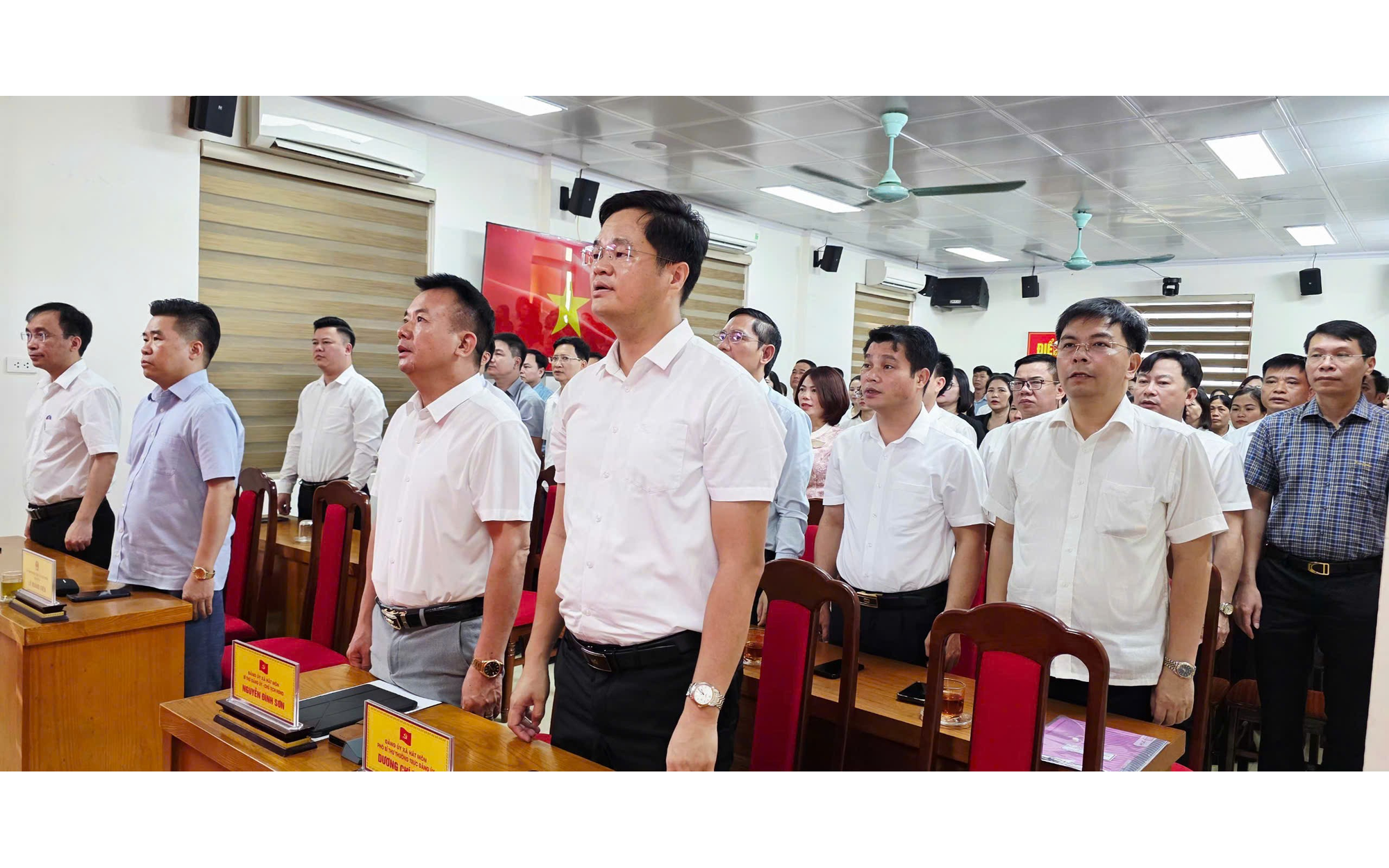 Hát Môn chào cờ đầu tháng đánh giá kết quả thực tháng 5; triển khai nhiệm vụ trọng tâm tháng 6/2026 và tiếp tục duy trì, lan tỏa cuộc thi” Tôi kể về tôi” trong học tập và làm theo tư tưởng, đạo đức, phong cách Hồ Chí Minh.