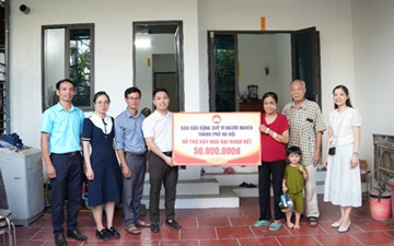 Ủy ban MTTQ xã Hoài Đức trao kinh phí hỗ trợ xây dựng nhà đại đoàn kết cho 2 hộ gia đình có hoàn cảnh đặc biệt khó khăn