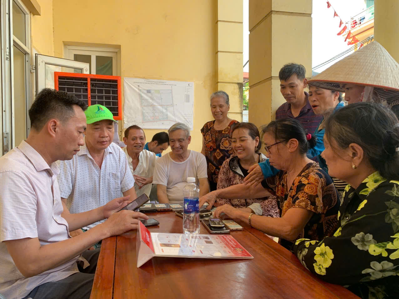 Thượng Phúc triển khai "Bình dân học vụ số", đưa công nghệ số đến từng thôn, cụm dân cư- Ảnh 2.