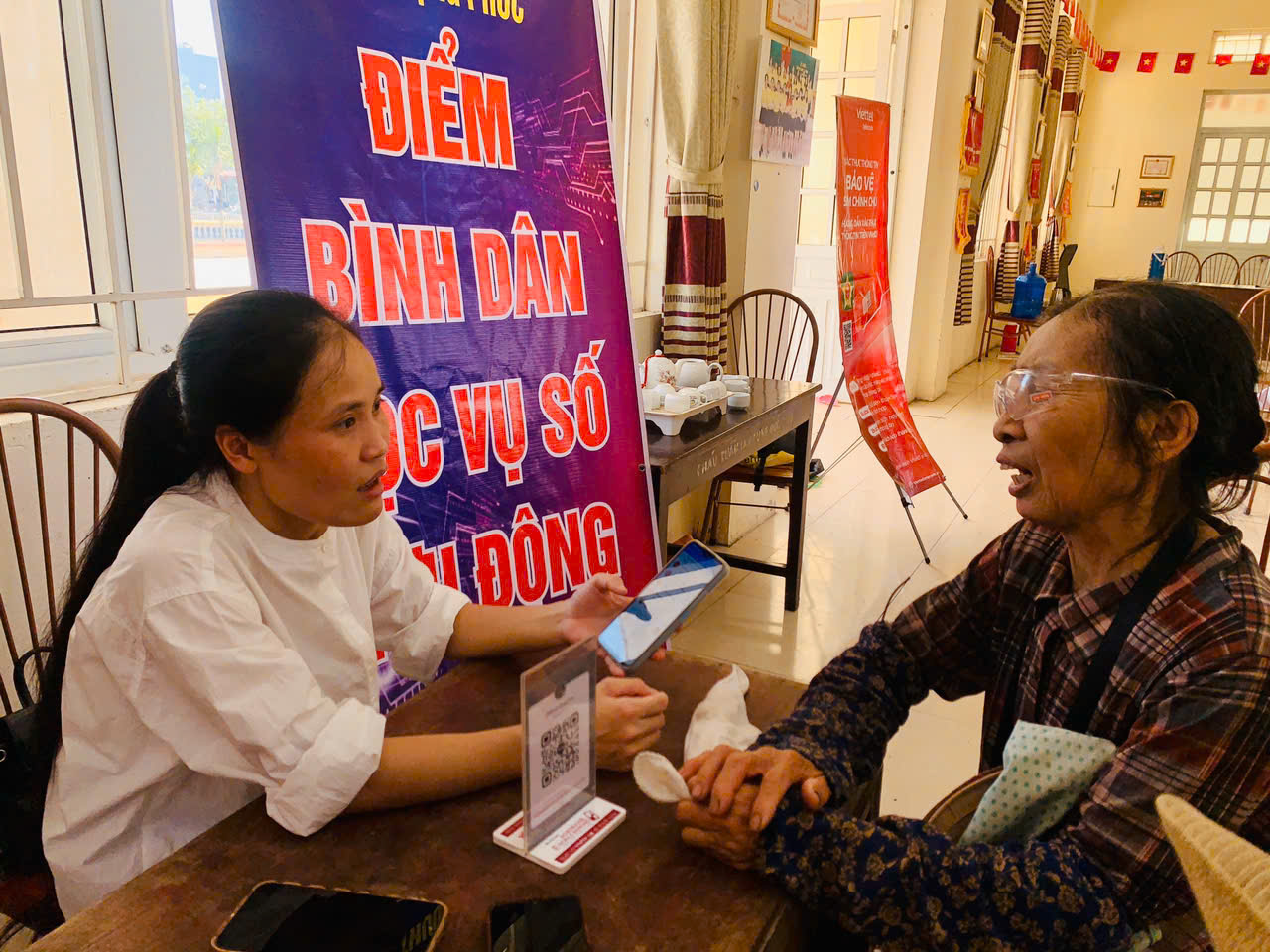 Thượng Phúc triển khai "Bình dân học vụ số", đưa công nghệ số đến từng thôn, cụm dân cư- Ảnh 6.