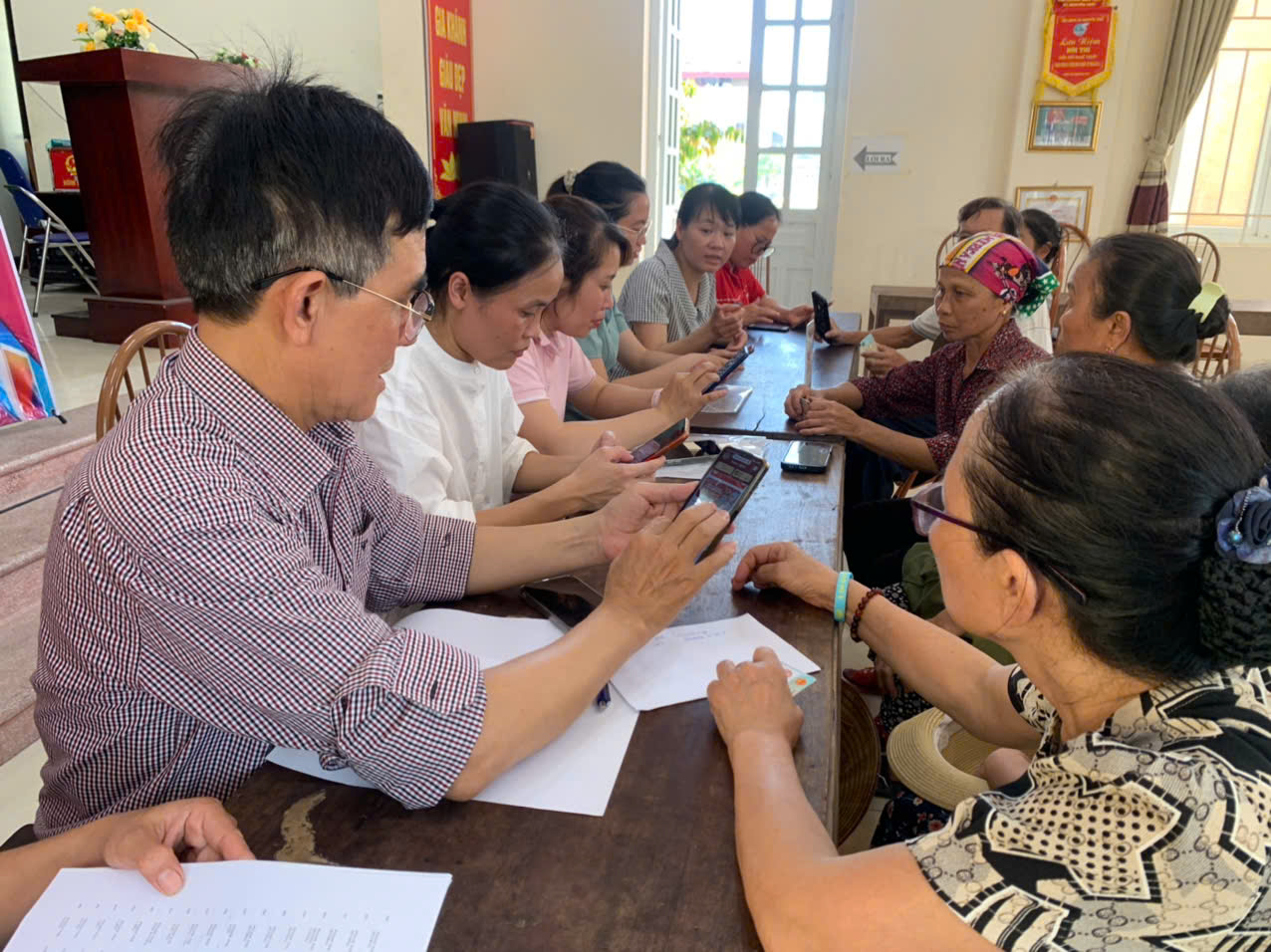 Thượng Phúc triển khai "Bình dân học vụ số", đưa công nghệ số đến từng thôn, cụm dân cư- Ảnh 8.