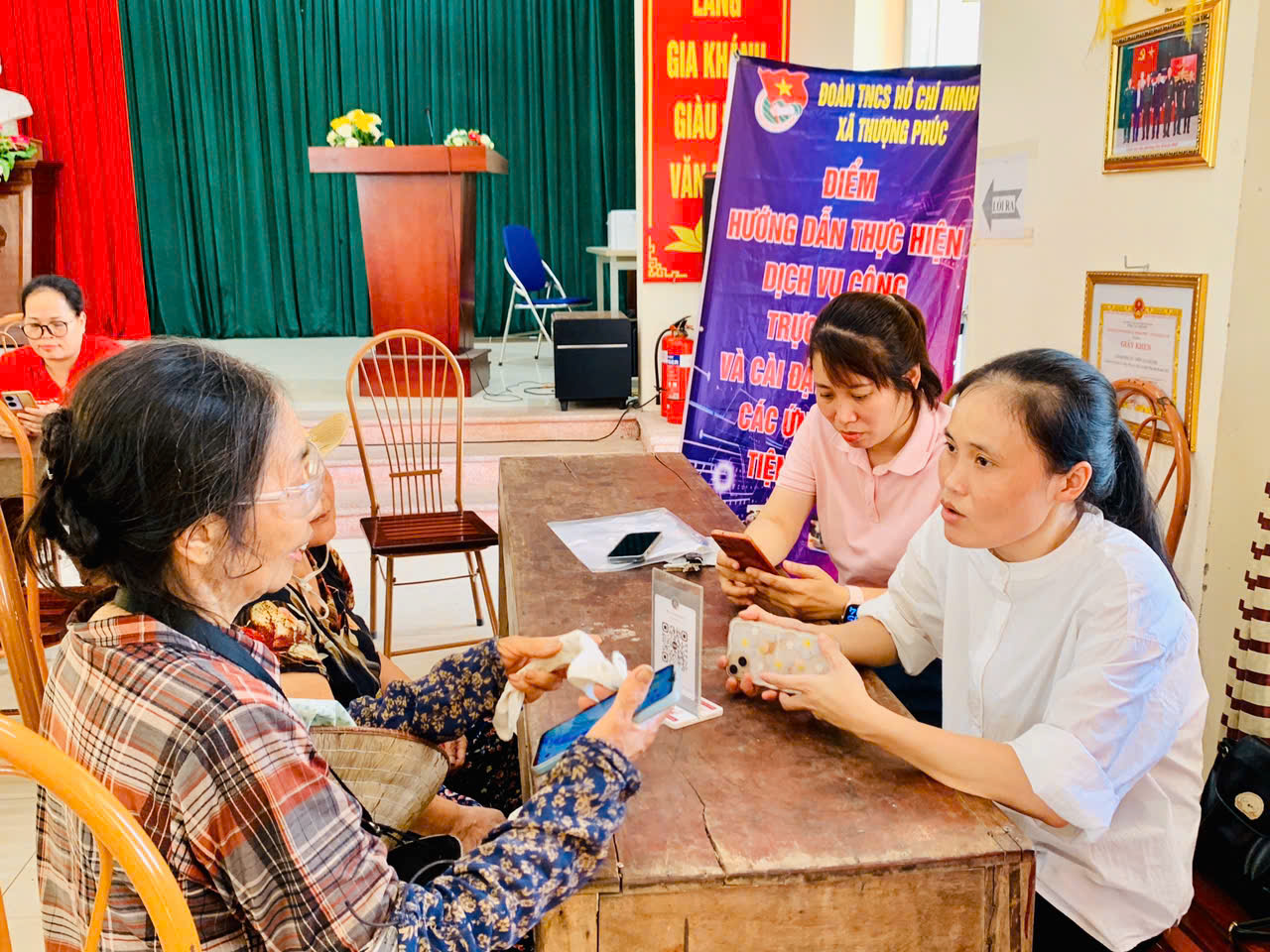 Thượng Phúc triển khai "Bình dân học vụ số", đưa công nghệ số đến từng thôn, cụm dân cư- Ảnh 10.