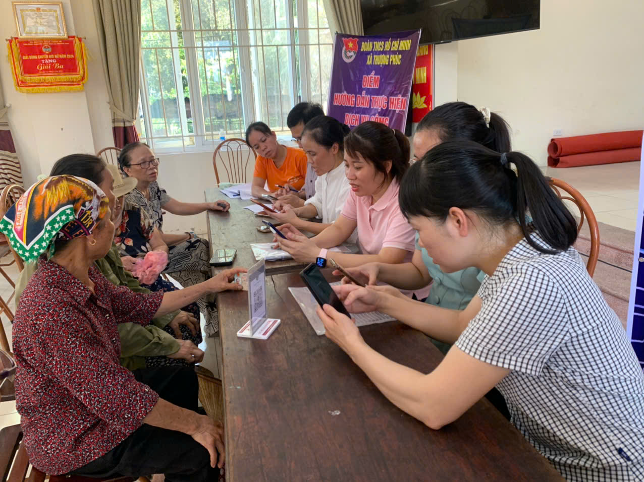 Thượng Phúc triển khai "Bình dân học vụ số", đưa công nghệ số đến từng thôn, cụm dân cư- Ảnh 12.