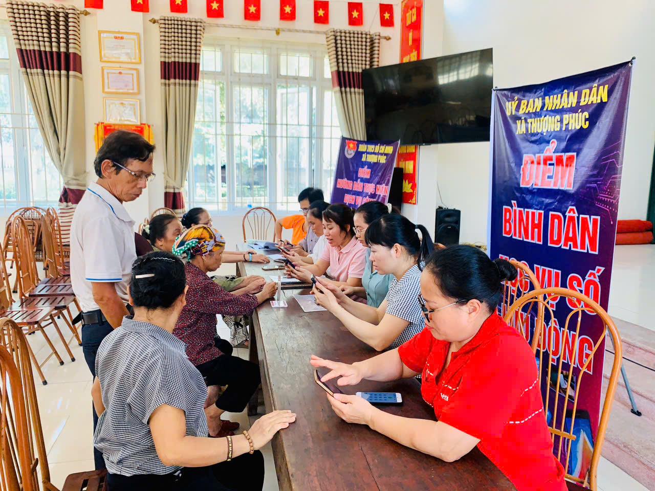 Thượng Phúc triển khai "Bình dân học vụ số", đưa công nghệ số đến từng thôn, cụm dân cư- Ảnh 13.