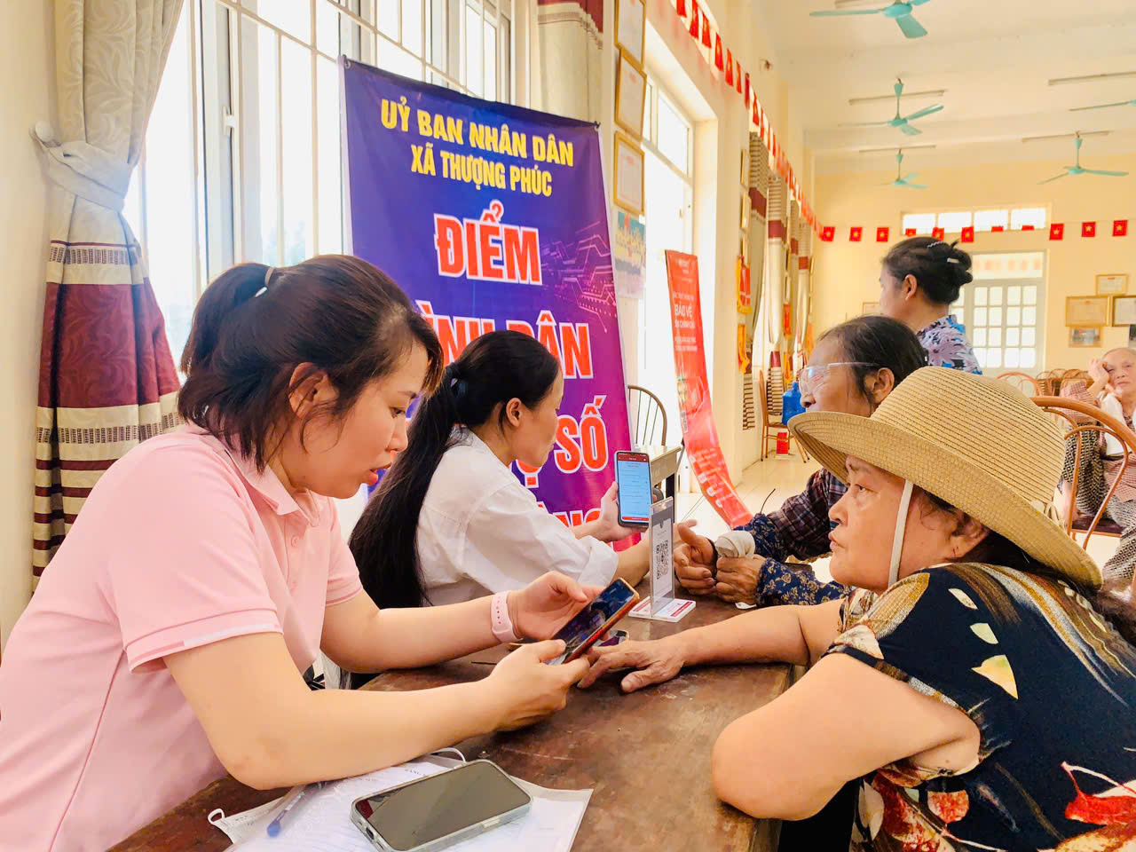 Thượng Phúc triển khai "Bình dân học vụ số", đưa công nghệ số đến từng thôn, cụm dân cư- Ảnh 14.
