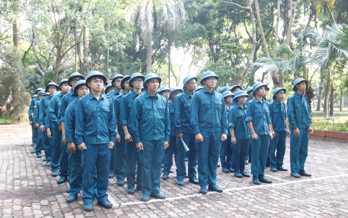 Dân quân năm thứ nhất phường Hoàng Liệt khắc phục khó khăn, tích cực huấn luyện giữa mùa nắng nóng