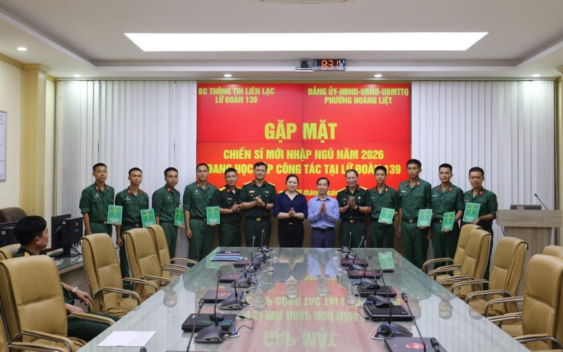 Đảng ủy - HĐND - UBND - Ủy ban MTTQ - Ban CHQS phường Hoàng Liệt thăm, động viên tân binh đang huấn luyện tại đơn vị