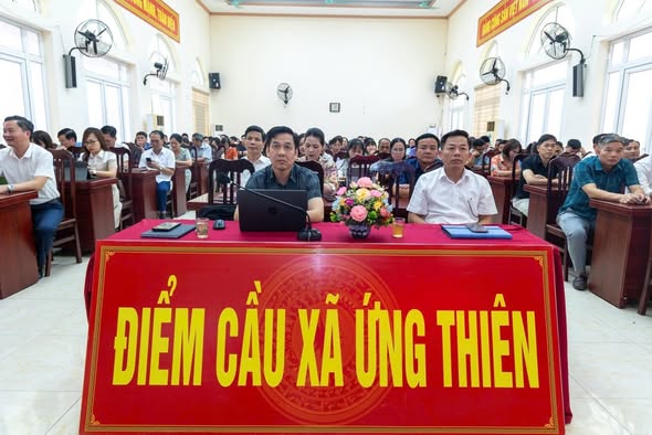 ỨNG THIÊN THAM DỰ HỘI NGHỊ TRỰC TUYẾN SƠ KẾT 1 NĂM VẬN HÀNH CHÍNH QUYỀN ĐỊA PHƯƠNG HAI CẤP CỦA THÀNH PHỐ HÀ NỘI- Ảnh 1.