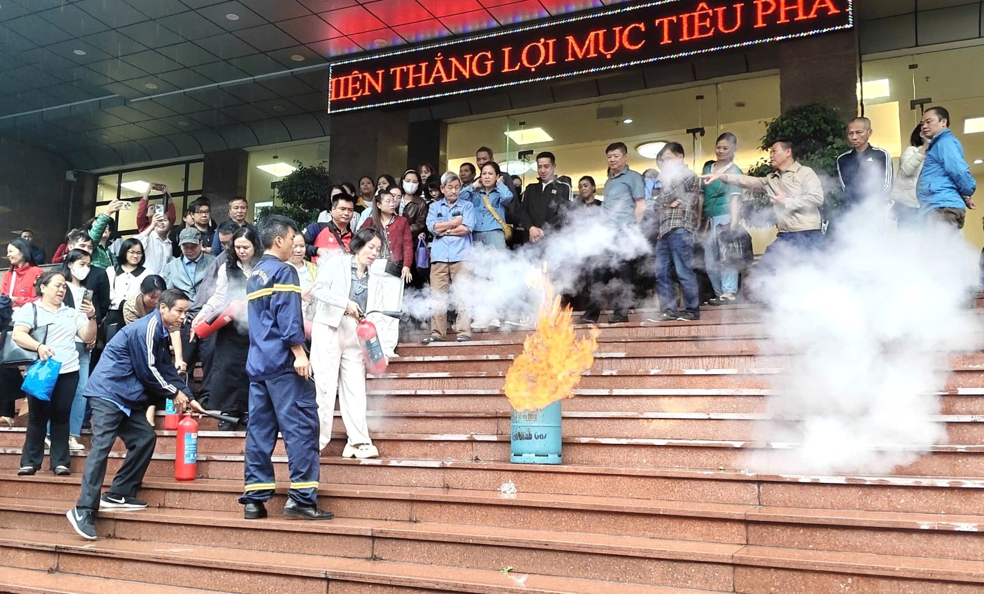 Phường Bạch Mai gỡ “điểm nghẽn” hạ tầng, phát huy hiệu quả “4 tại chỗ” trong phòng cháy, chữa cháy- Ảnh 2.