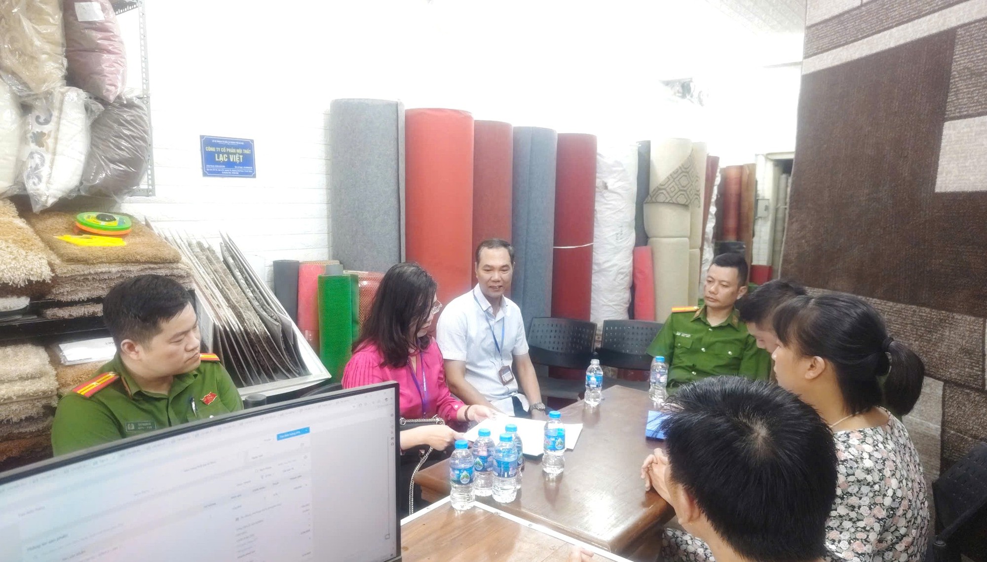 Phường Bạch Mai gỡ “điểm nghẽn” hạ tầng, phát huy hiệu quả “4 tại chỗ” trong phòng cháy, chữa cháy- Ảnh 1.