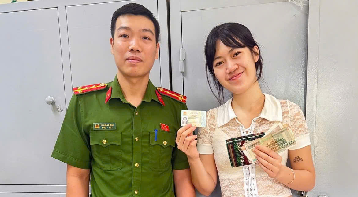 Công an phường Nghĩa Đô phối hợp trao trả tài sản thất lạc cho công dân- Ảnh 1.