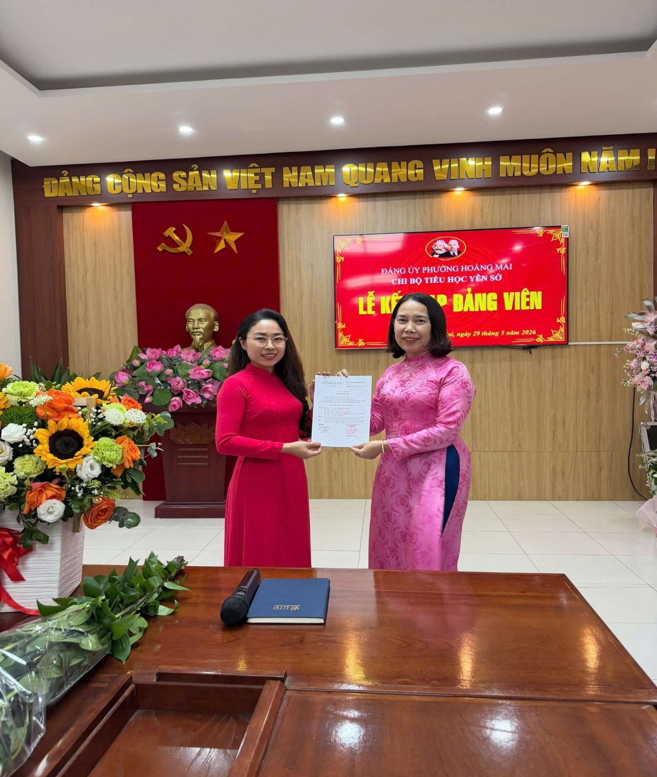 Chi bộ trường Tiểu học Yên Sở tổ chức lễ Kết nạp đảng viên mới- Ảnh 1.