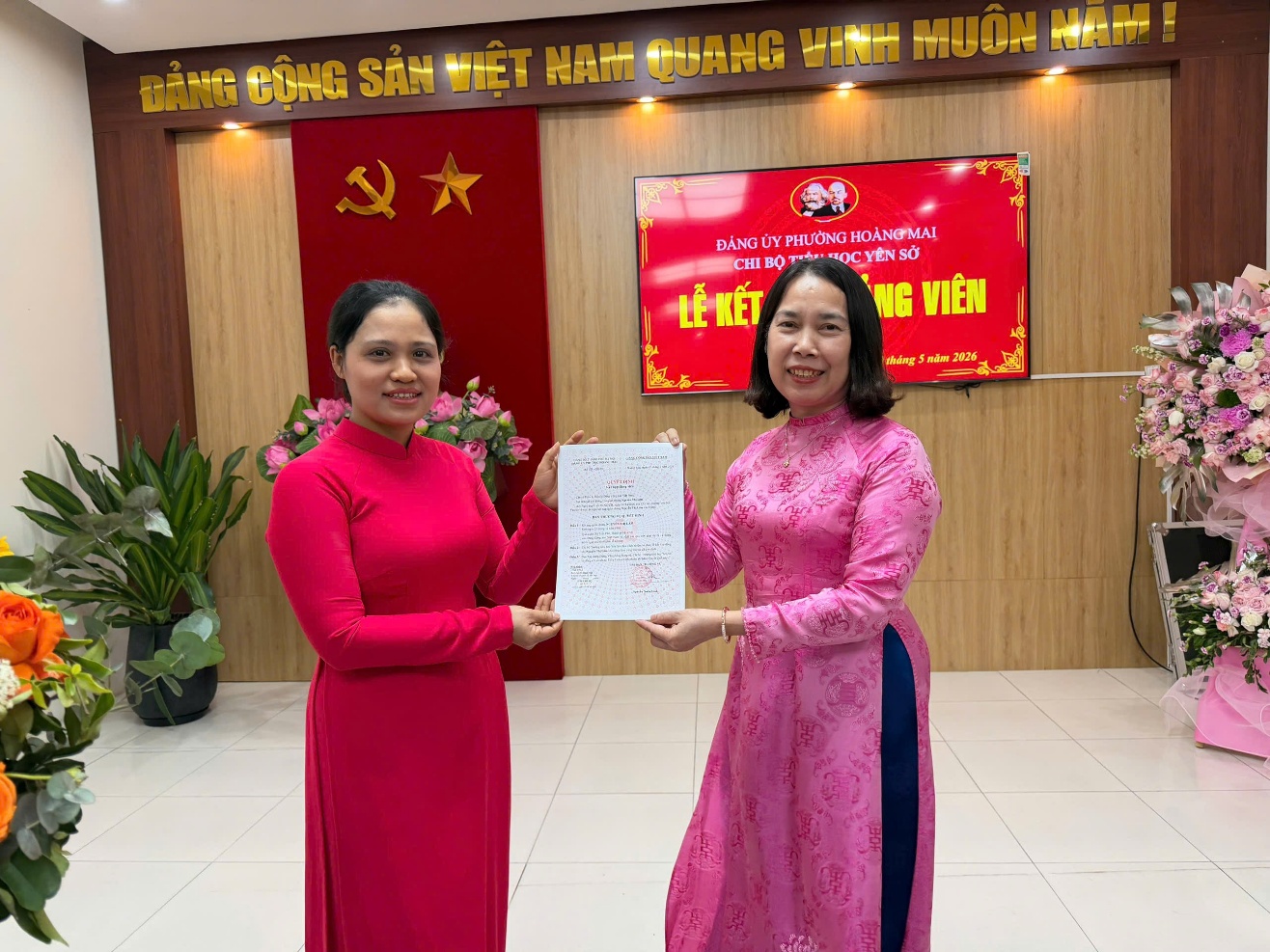 Chi bộ trường Tiểu học Yên Sở tổ chức lễ Kết nạp đảng viên mới- Ảnh 2.