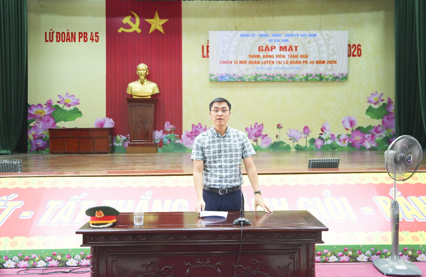 Xã Gia Lâm thăm, động viên chiến sĩ mới tại Lữ đoàn Pháo binh 45- Ảnh 1.