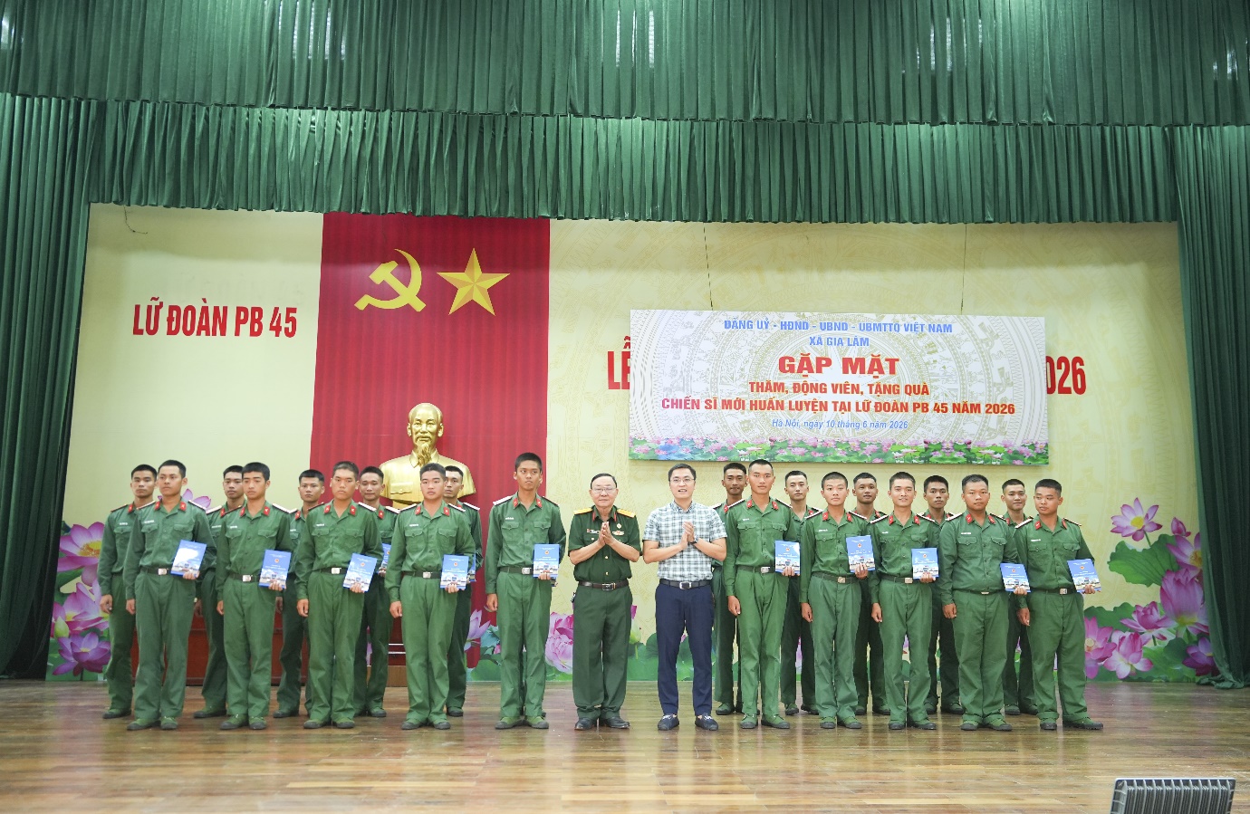 Xã Gia Lâm thăm, động viên chiến sĩ mới tại Lữ đoàn Pháo binh 45- Ảnh 2.