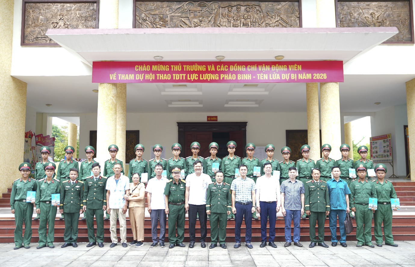 Xã Gia Lâm thăm, động viên chiến sĩ mới tại Lữ đoàn Pháo binh 45- Ảnh 4.