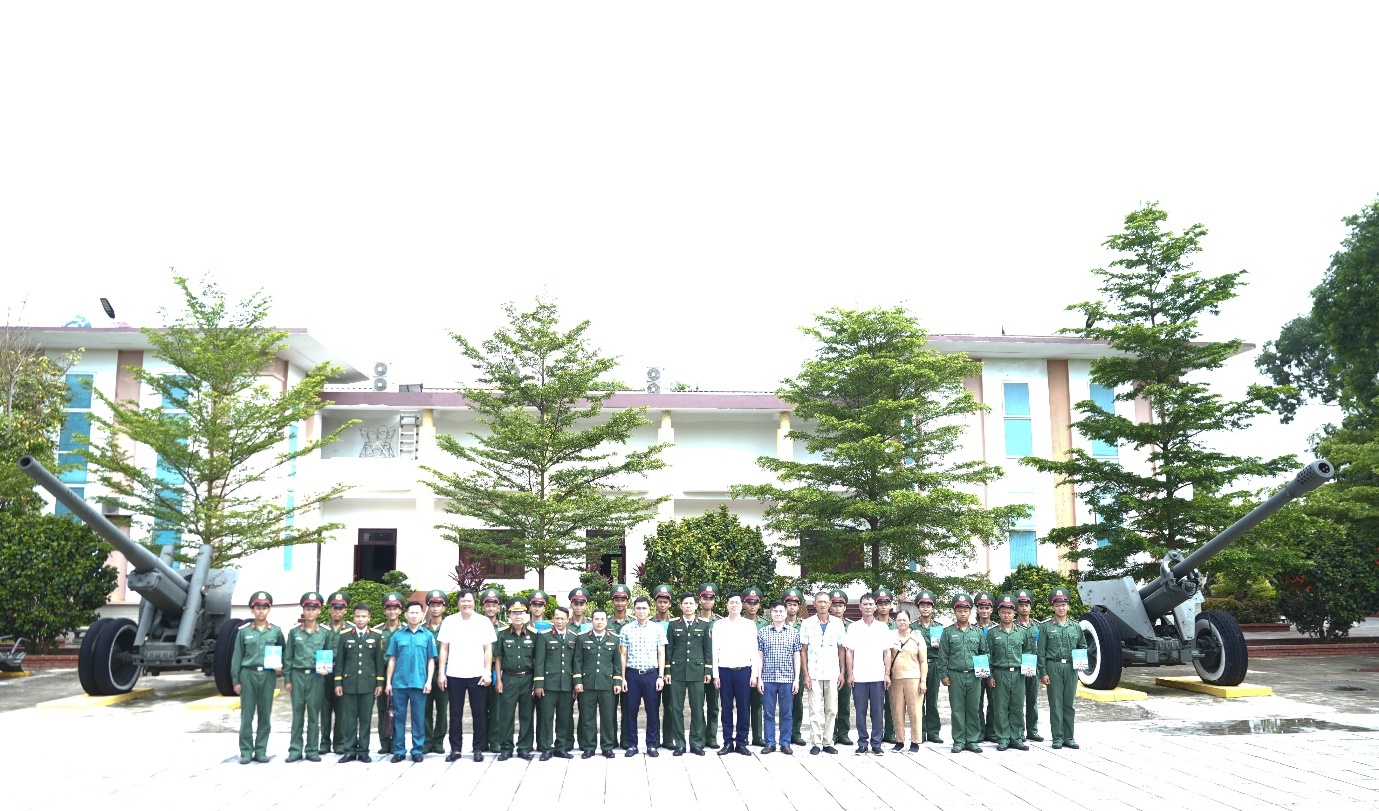 Xã Gia Lâm thăm, động viên chiến sĩ mới tại Lữ đoàn Pháo binh 45- Ảnh 5.