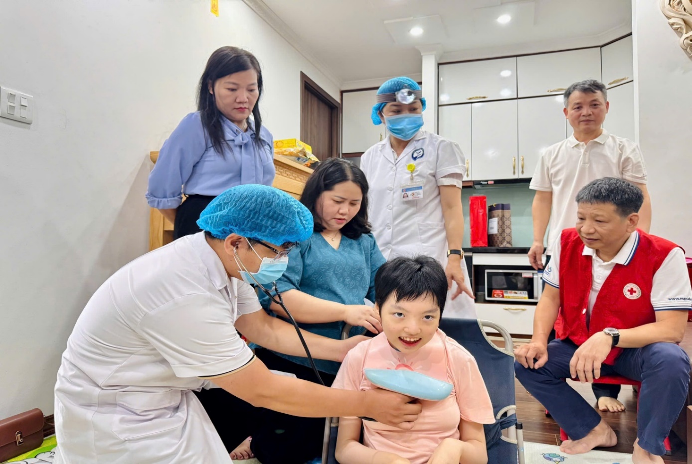 Phường Yên Hòa lan tỏa yêu thương tới trẻ em khuyết tật đặc biệt nặng nhân "Tháng hành động vì trẻ em" năm 2026- Ảnh 1.