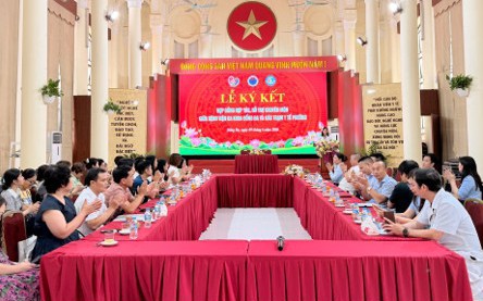 Quang cảnh buổi Lễ ký kết hợp đồng hợp tác, hỗ trợ chuyên môn giữa Bệnh viện Đa khoa Đống Đa và Trạm Y tế phường Thanh Xuân