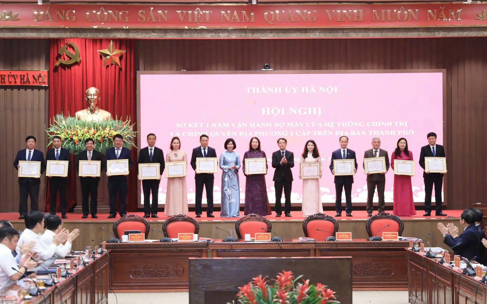ĐẢNG BỘ, CHÍNH QUYỀN VÀ NHÂN DÂN PHƯỜNG GIẢNG VÕ  ĐƯỢC TẶNG BẰNG KHEN CÓ THÀNH TÍCH XUẤT SẮC TRONG TRIỂN KHAI VẬN HÀNH MÔ HÌNH CHÍNH QUYỀN ĐỊA PHƯƠNG 2 CẤP
