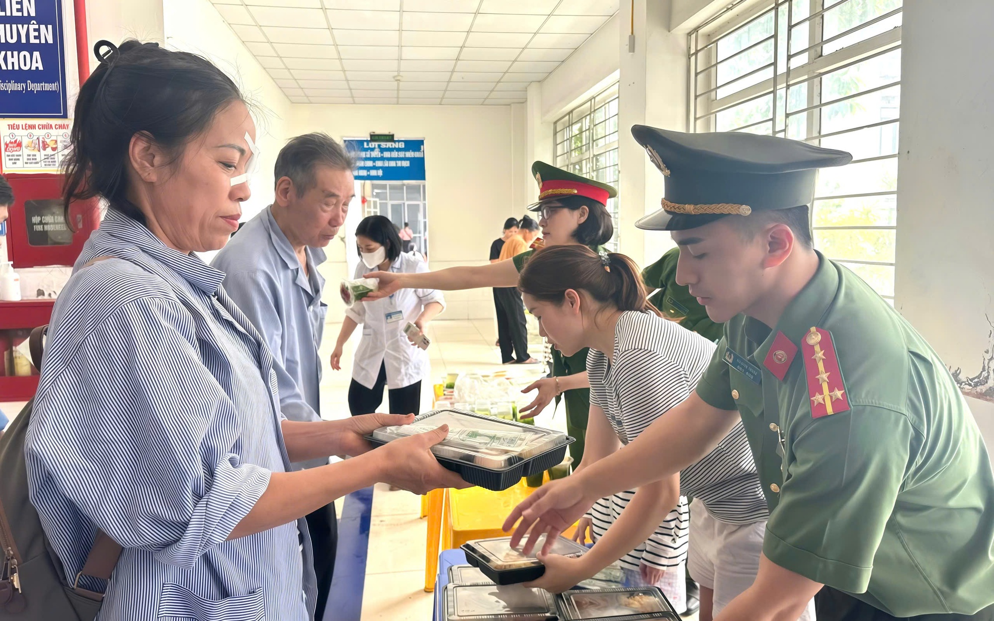 Lan tỏa yêu thương – Trao tặng 200 suất cơm miễn phí cho bệnh nhân tại Bệnh viện Đa khoa Quốc Oai