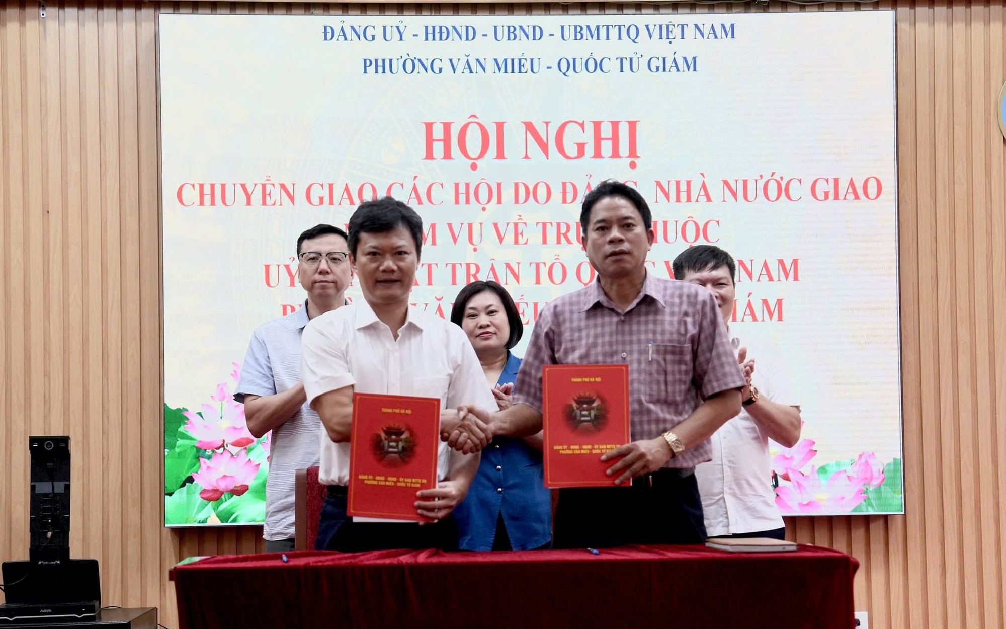 ỦY BAN MTTQ VIỆT NAM PHƯỜNG VĂN MIẾU - QUỐC TỬ GIÁM TIẾP NHẬN CÁC TỔ CHỨC XÃ HỘI QUẦN CHÚNG