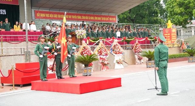 Đồng chí Trần Văn Nghĩa - Phó Bí thư Thường trực Đảng uỷ xã Hoài Đức dự Lễ tuyên thệ chiến sĩ mới năm 2026- Ảnh 3.