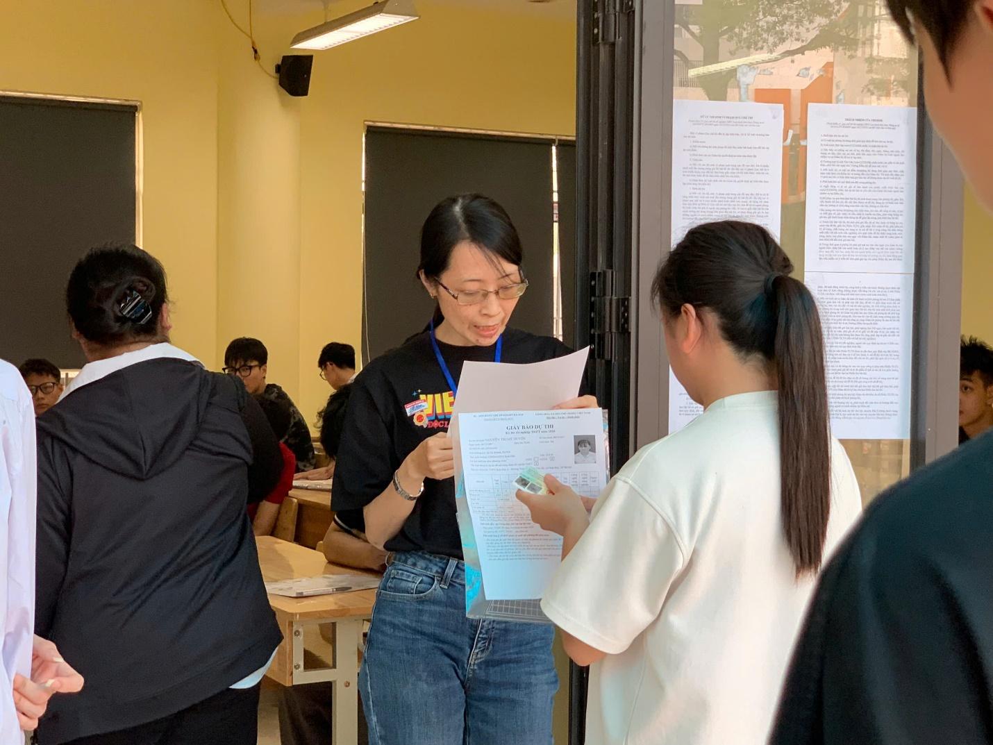 Đồng Thị Nga - UVBTV, Phó Chủ tịch UBND xã kiểm tra các điểm thi THPT trên địa bàn ngay đầu giờ sáng môn thi đầu tiên- Ảnh 2.