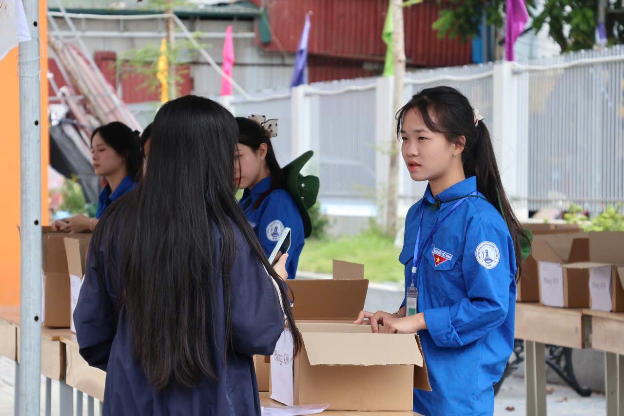 Đồng Thị Nga - UVBTV, Phó Chủ tịch UBND xã kiểm tra các điểm thi THPT trên địa bàn ngay đầu giờ sáng môn thi đầu tiên- Ảnh 3.