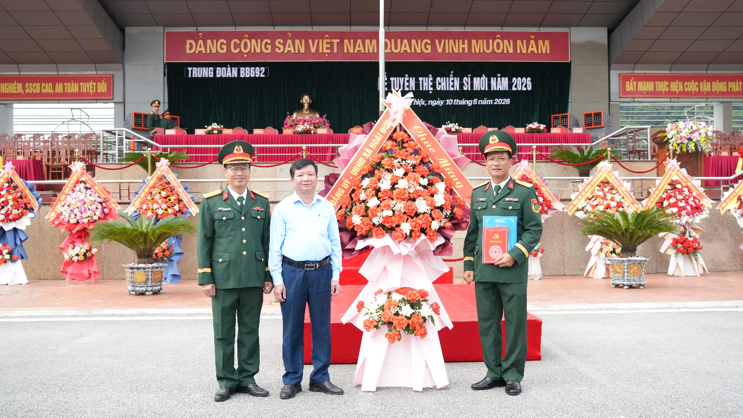 Đồng chí Trần Văn Nghĩa - Phó Bí thư Thường trực Đảng uỷ xã Hoài Đức dự Lễ tuyên thệ chiến sĩ mới năm 2026- Ảnh 1.