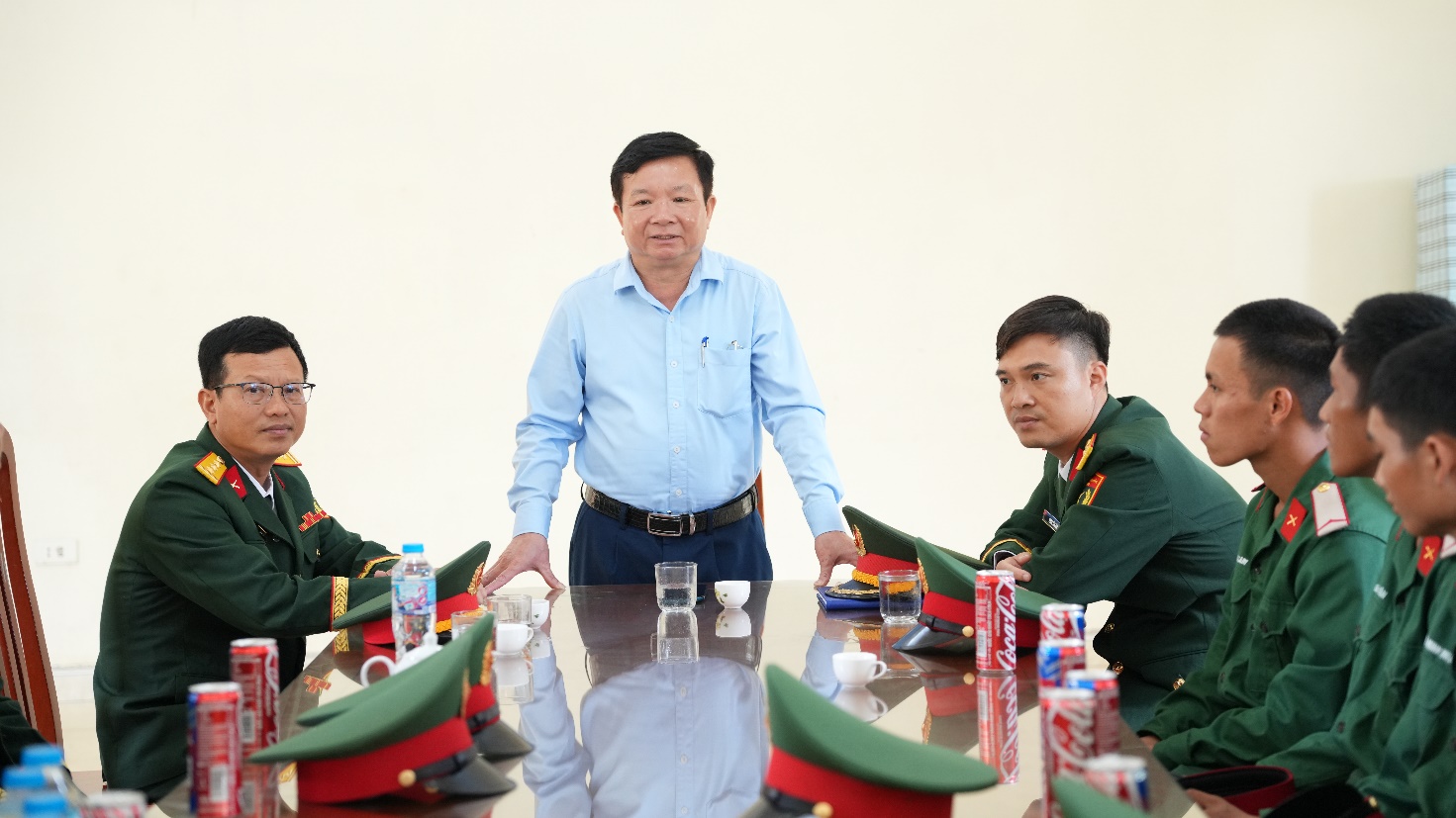 Đồng chí Trần Văn Nghĩa - Phó Bí thư Thường trực Đảng uỷ xã Hoài Đức dự Lễ tuyên thệ chiến sĩ mới năm 2026- Ảnh 8.