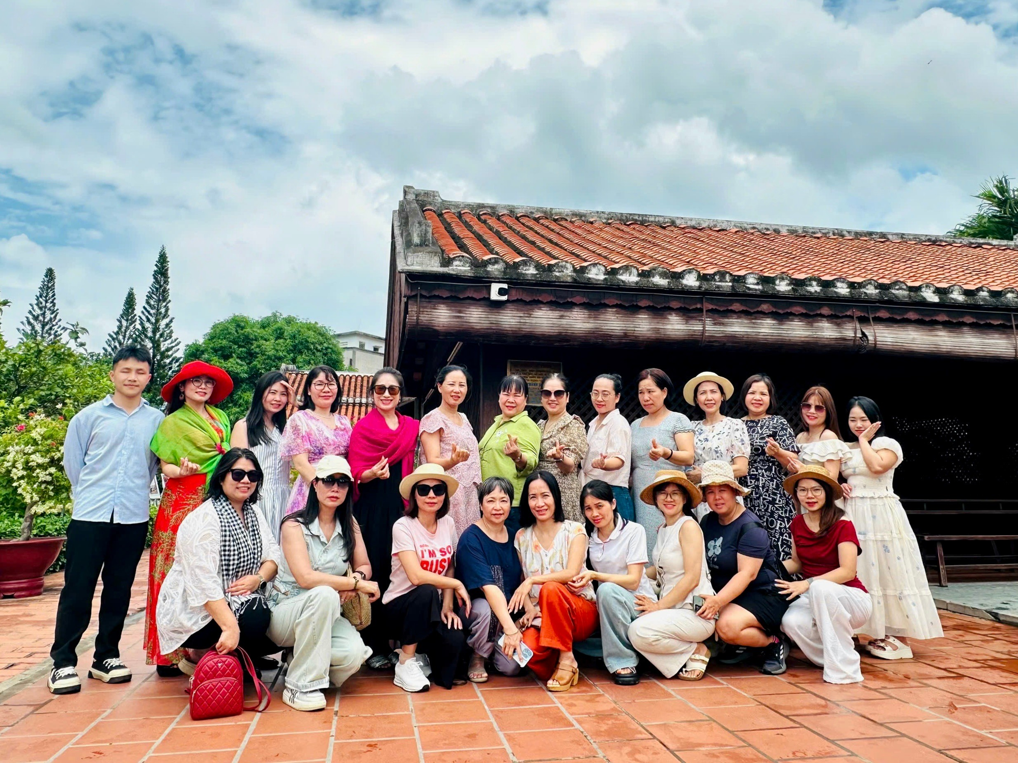 Công đoàn trường THCS Thịnh Liệt tổ chức tham quan, học tập truyền thống tại khu di tích trường Dục Thanh- Ảnh 1.