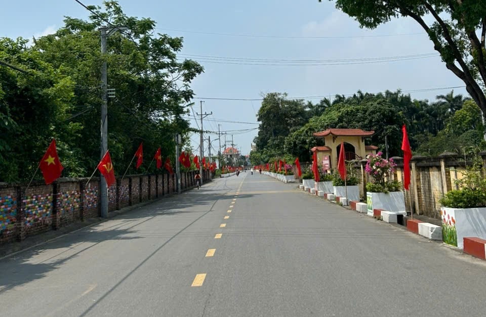 A road with flags and trees  AI-generated content may be incorrect.