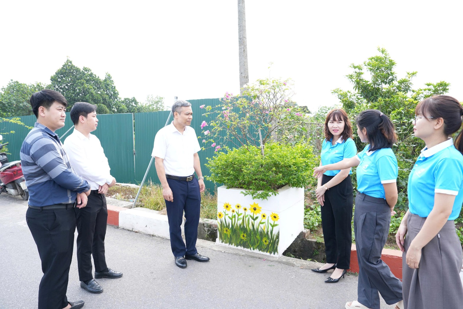 Hội LHPN xã Thuận An khánh thành công trình "Đoạn đường bích họa, nở hoa"- Ảnh 3.