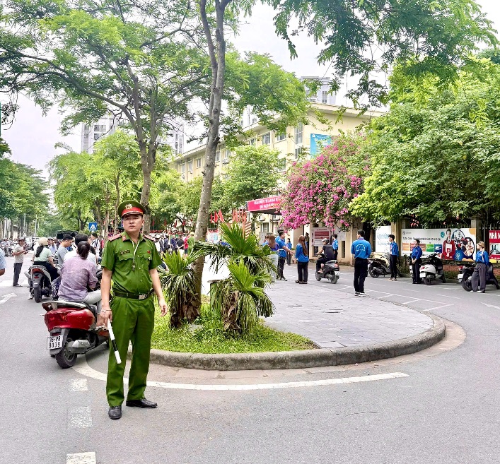 Công an phường Yên Sở phối hợp với Đoàn phường Yên Sở ra quân tiếp sức, bảo vệ kỳ thi tốt nghiệp trung học phổ thông năm 2026- Ảnh 2.