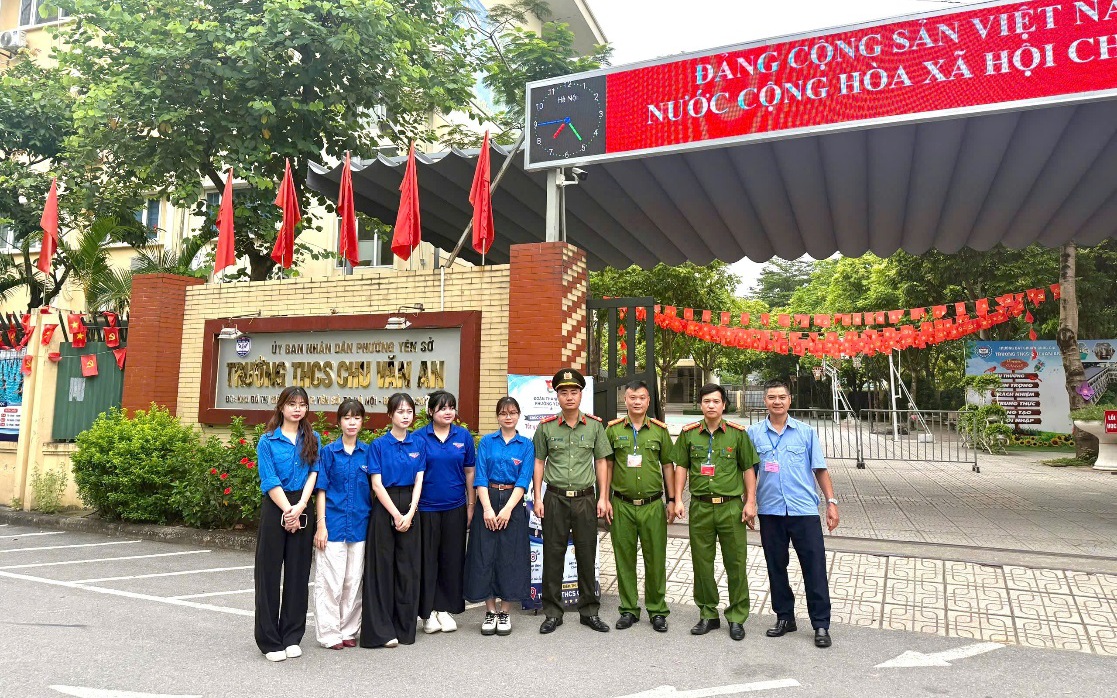 Công an phường Yên Sở phối hợp với Đoàn phường Yên Sở ra quân tiếp sức, bảo vệ kỳ thi tốt nghiệp trung học phổ thông năm 2026