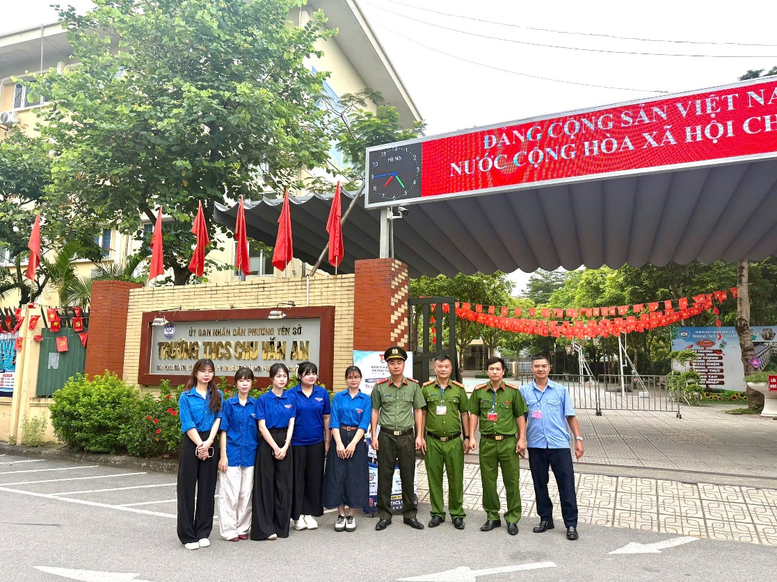 Công an phường Yên Sở phối hợp với Đoàn phường Yên Sở ra quân tiếp sức, bảo vệ kỳ thi tốt nghiệp trung học phổ thông năm 2026- Ảnh 3.