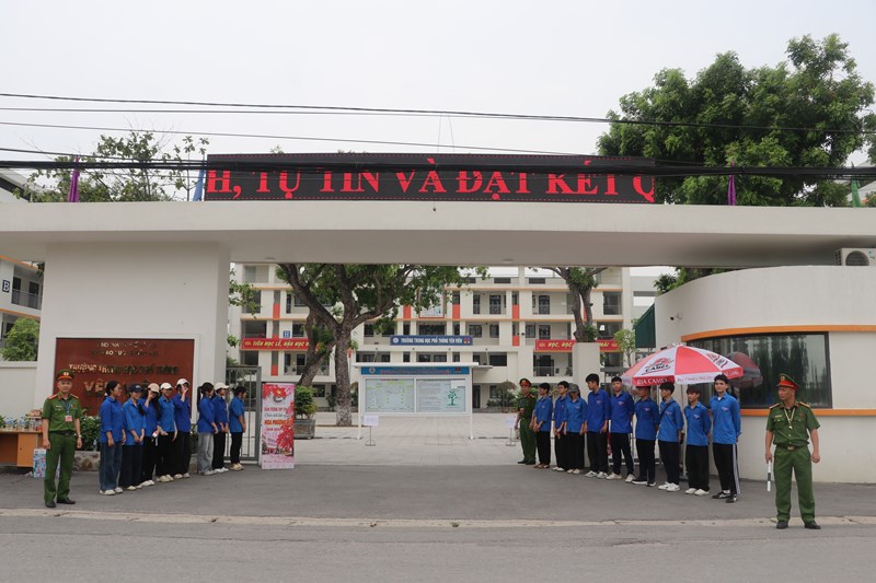 XÃ PHÙ ĐỔNG CHUNG TAY ĐẢM BẢO AN NINH, TRẬT TỰ VÀ HỖ TRỢ THÍ SINH THAM DỰ KỲ THI TỐT NGHIỆP THPT NĂM 2026- Ảnh 1.