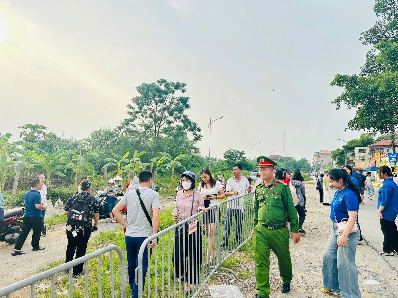 XÃ PHÙ ĐỔNG CHUNG TAY ĐẢM BẢO AN NINH, TRẬT TỰ VÀ HỖ TRỢ THÍ SINH THAM DỰ KỲ THI TỐT NGHIỆP THPT NĂM 2026- Ảnh 2.