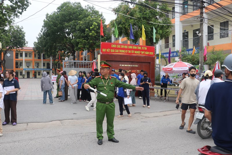 XÃ PHÙ ĐỔNG CHUNG TAY ĐẢM BẢO AN NINH, TRẬT TỰ VÀ HỖ TRỢ THÍ SINH THAM DỰ KỲ THI TỐT NGHIỆP THPT NĂM 2026- Ảnh 8.
