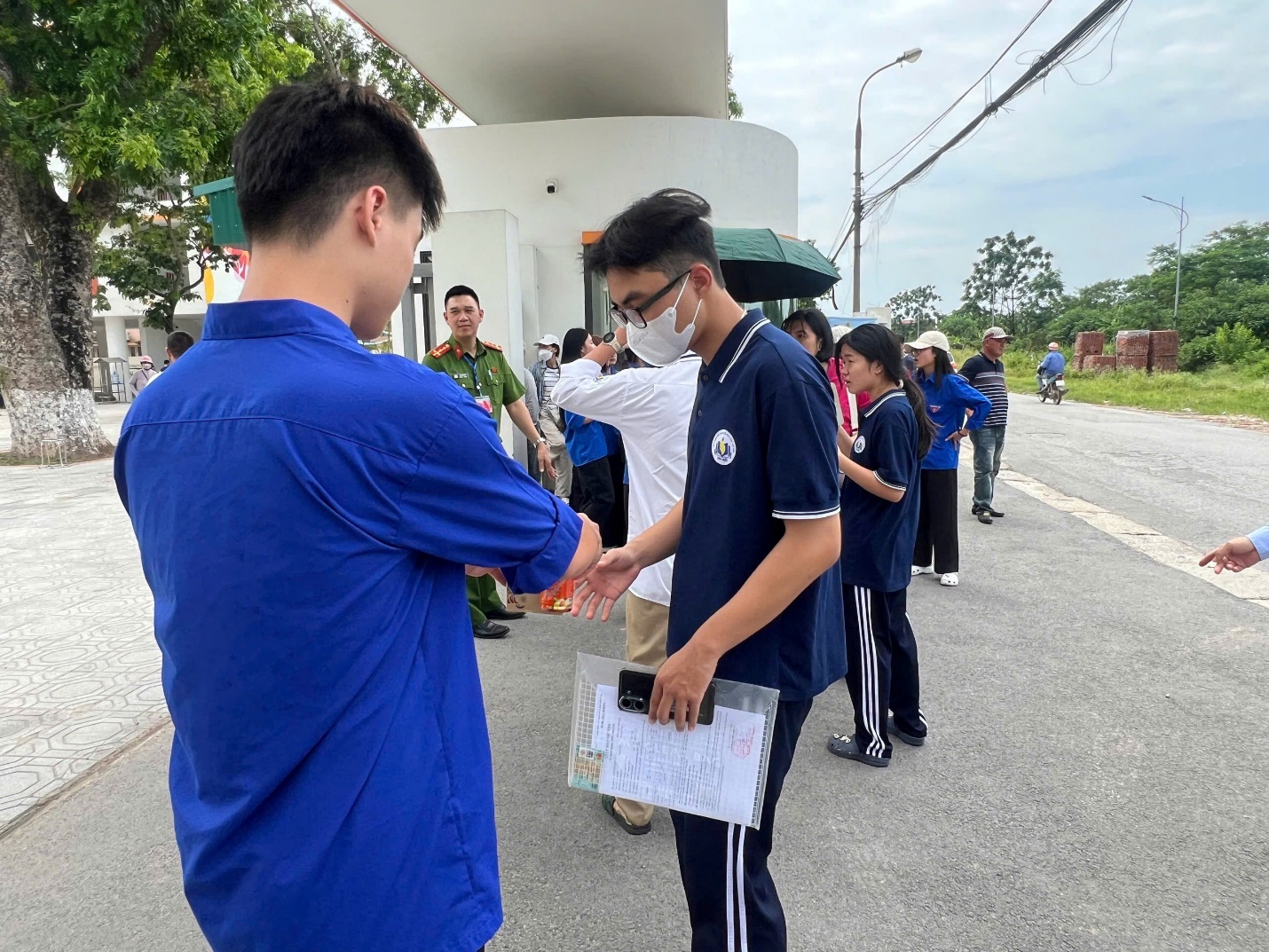 XÃ PHÙ ĐỔNG CHUNG TAY ĐẢM BẢO AN NINH, TRẬT TỰ VÀ HỖ TRỢ THÍ SINH THAM DỰ KỲ THI TỐT NGHIỆP THPT NĂM 2026- Ảnh 10.