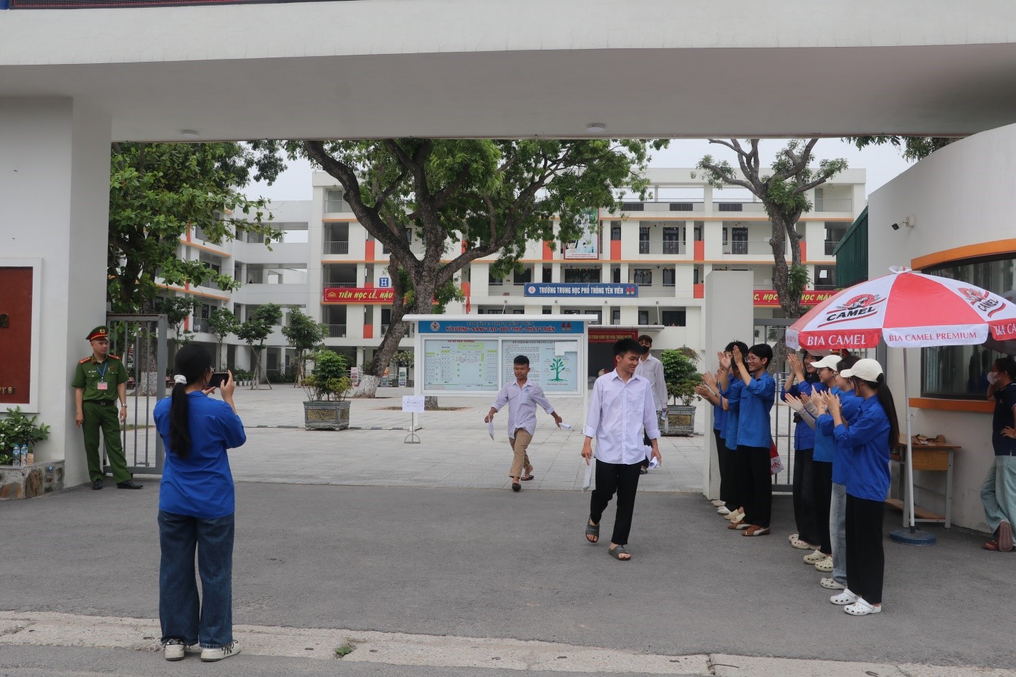 XÃ PHÙ ĐỔNG CHUNG TAY ĐẢM BẢO AN NINH, TRẬT TỰ VÀ HỖ TRỢ THÍ SINH THAM DỰ KỲ THI TỐT NGHIỆP THPT NĂM 2026- Ảnh 11.
