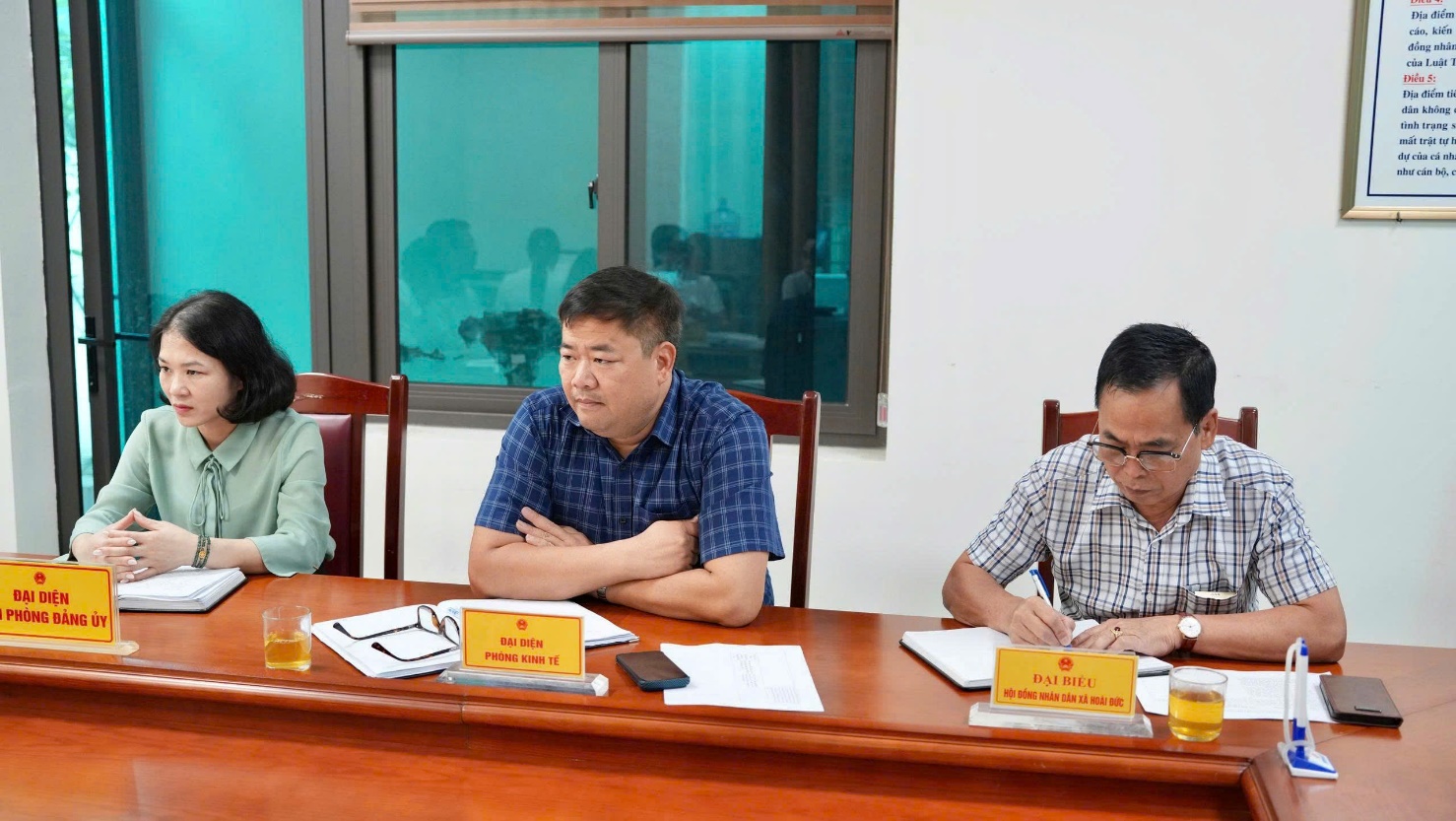 Đồng chí Nguyễn Thanh Bình - Bí thư Đảng ủy, Chủ tịch HĐND xã tiếp công dân định kỳ tháng 6- Ảnh 2.