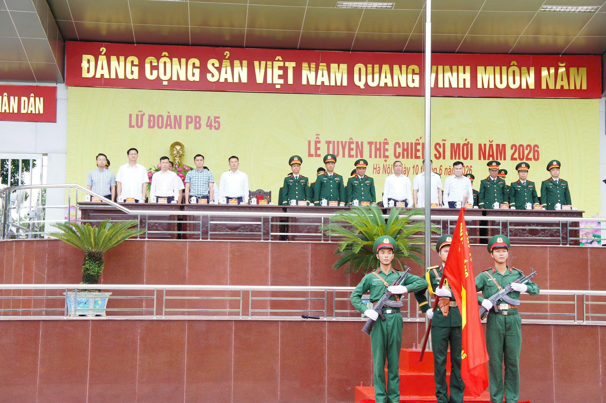 LÃNH ĐẠO XÃ HÁT MÔN DỰ LỄ TUYÊN THỆ CHIẾN SĨ MỚI, THĂM, TẶNG QUÀ ĐỘNG VIÊN ĐƠN VỊ VÀ CHIẾN SĨ NHẬP NGŨ NĂM 2026- Ảnh 1.